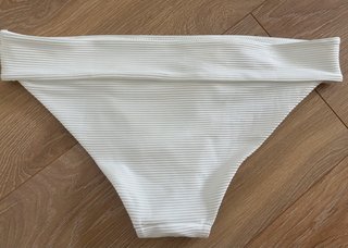 Braguita bikini blanca acanalada