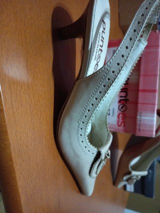 Zapatos salón destalonados Puntoes beige