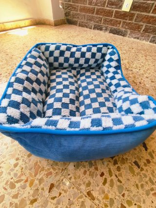 Cuna para perro azul y blanco