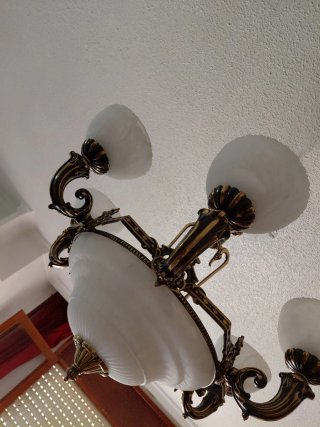 Lámpara de salón dorada y blanca