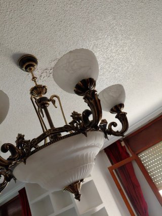 Lámpara de salón dorada y blanca