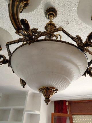 Lámpara de salón dorada y blanca