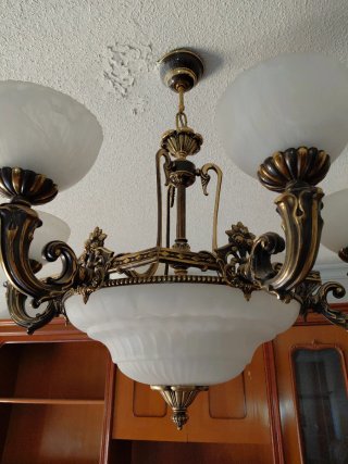 Lámpara de salón dorada y blanca