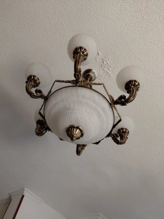 Lámpara de salón dorada y blanca