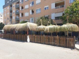 Sombrillas de playa y piscina.varios materiales