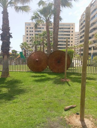Sombrillas de playa y piscina.varios materiales