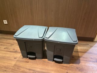 2 Cubos de basura pequeños con pedal