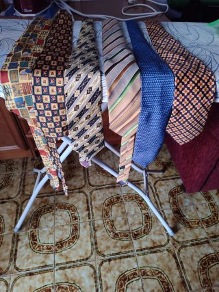 Corbata azul con diseño geométrico