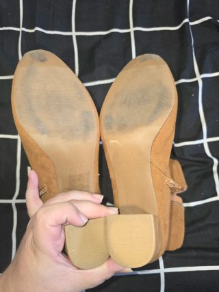 Botines tacón hebilla ante