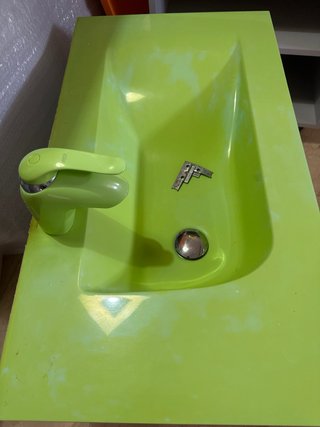 Mueble de baño verde y blanco