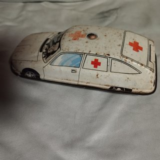 Coche de hojalata antiguo ambulancia