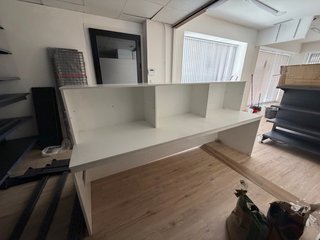 Escritorio oficina blanco hecho por un carpintero