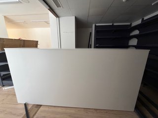 Escritorio oficina blanco hecho por un carpintero