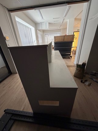Escritorio oficina blanco hecho por un carpintero