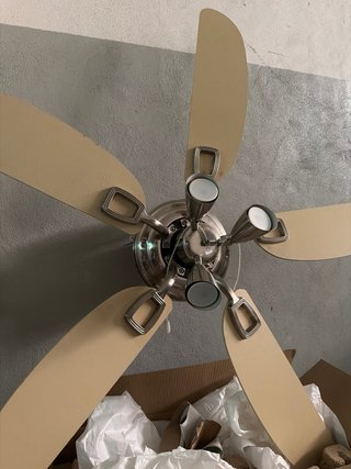 Ventilador de techo beige y plateado