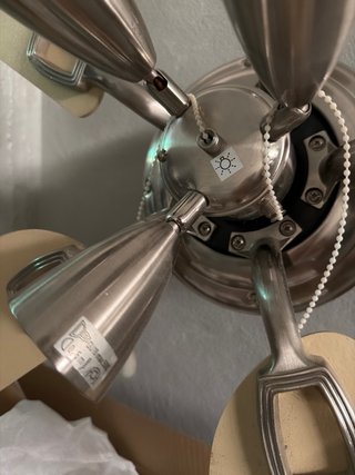Ventilador de techo beige y plateado