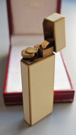 Encendedor Must de Cartier Crema y Oro