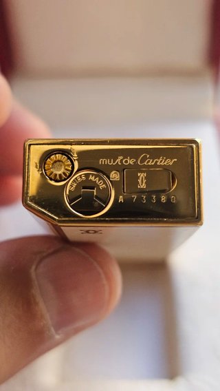 Encendedor Must de Cartier Crema y Oro