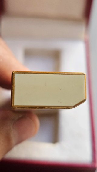 Encendedor Must de Cartier Crema y Oro