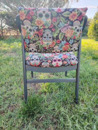 Silla antigua madera y terciopelo roja