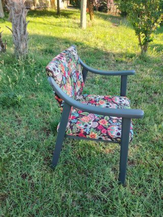Silla antigua madera y terciopelo roja