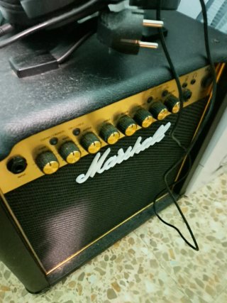 Guitarra Eléctrica Ibanez y Amplificador Marshall