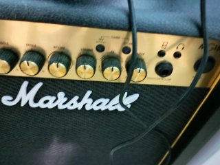 Guitarra Eléctrica Ibanez y Amplificador Marshall