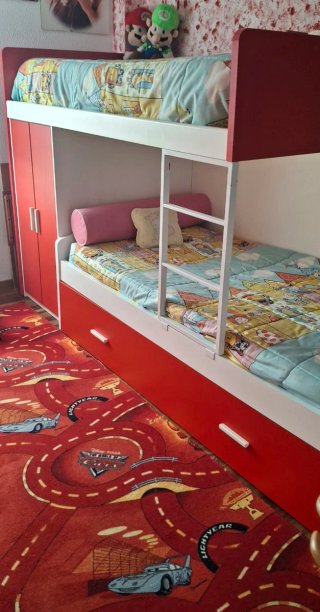 Habitación  infantil tren con 3 camas y armario