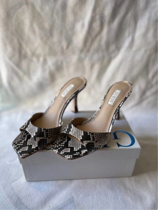 Sandalias de tacón Guess estampado serpiente