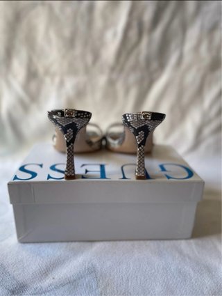 Sandalias de tacón Guess estampado serpiente