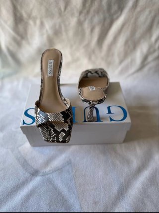 Sandalias de tacón Guess estampado serpiente