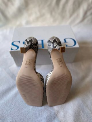 Sandalias de tacón Guess estampado serpiente