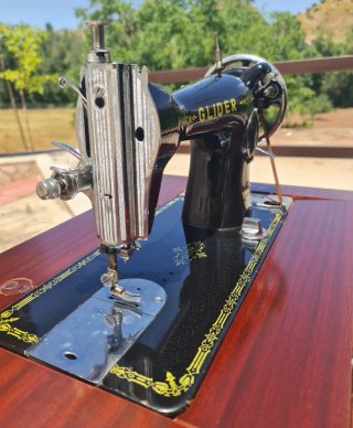 Máquina de coser antigua GLIDER