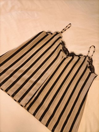 Top de tirantes con encaje y rayas