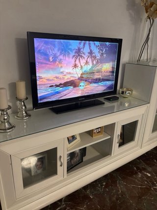 Mueble de salón blanco y cristal