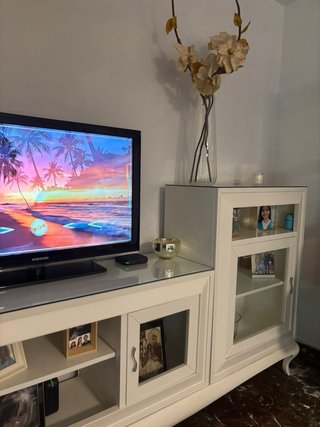 Mueble de salón blanco y cristal