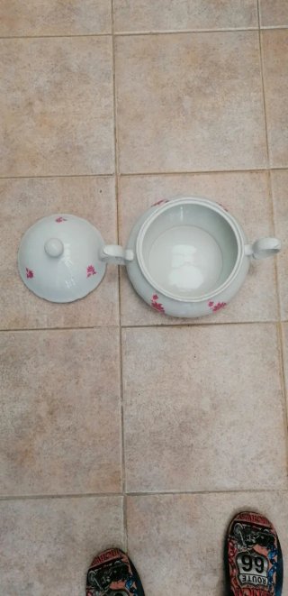 Sopera de cerámica con flores rosas