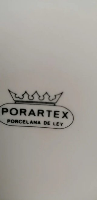 Sopera de cerámica con flores rosas