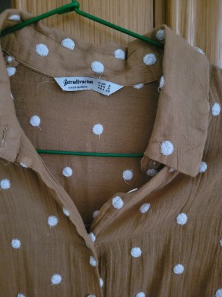 Camisa Stradivarius lunares blanca talla S