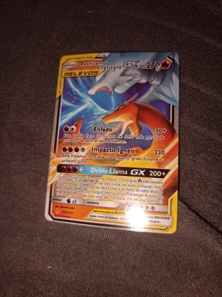 Carta Pokémon Reshiram y Charizard GX 270 PS