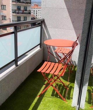 Mesa y 2 sillas de balcón naranja