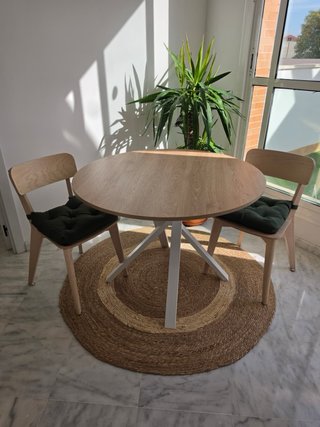 Mesa redonda y 2 sillas comedor madera IKEA