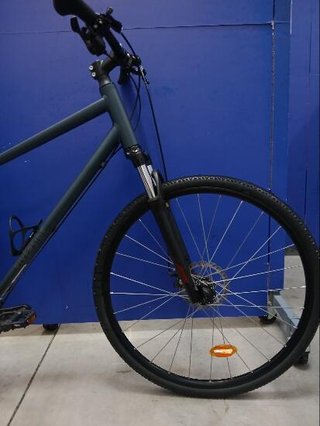 Bicicleta de trekking 28 pulgadas aluminio monoplato 9V