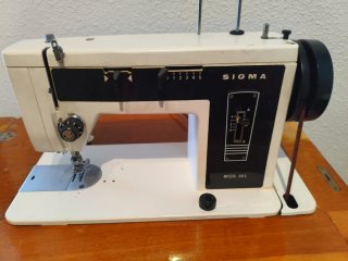 Máquina de coser Sigma con mueble