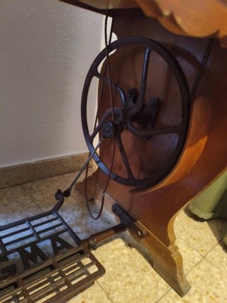 Máquina de coser Sigma con mueble