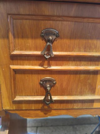 Máquina de coser Sigma con mueble