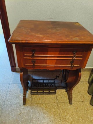 Máquina de coser Sigma con mueble