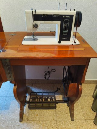 Máquina de coser Sigma con mueble