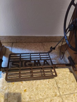 Máquina de coser Sigma con mueble