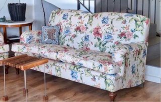 Sofá de tela con estampado floral